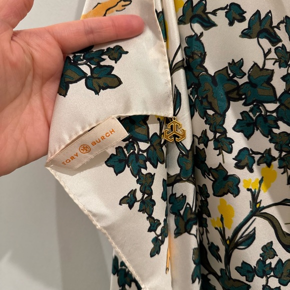 TORY BURCH DAISY VINE MEDALLION CHARM SILK SQUARE SCARF - Picture 5 of 9